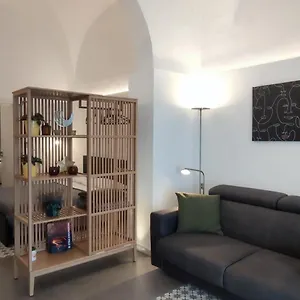 Urban , Aeroporto di Catania Fontana Rossa Italia